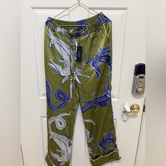 NOLI YOGA-Noiri Dragon Print Pajama Set NWT Olive Green Satin Top & Pants Size M - Picture 8 of 12